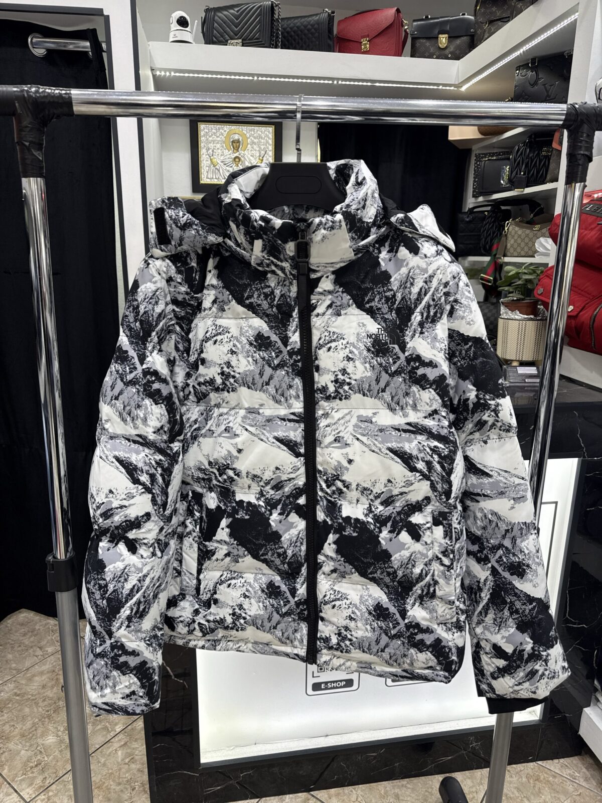 0044292b-f7ca-46b0-a72f-cb33b28ac45d-9556-000002f1f928f2dd_file TheNorthFace - Jacket - White - Army - Special - Image 1